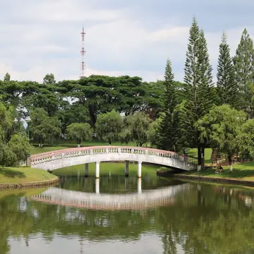 White footbridge over the pond in Bishan–Ang Mo Kio Park